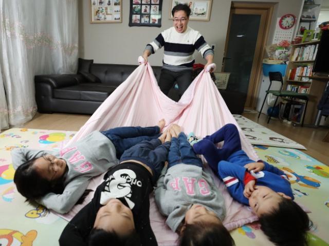 [커버스토리]네 아이 아빠 ‘82년생 부부’ 이종섭씨의 눈물콧물 현실육아