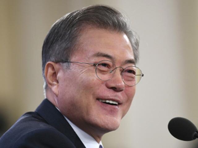 '허허' 웃던 문<strong>대통령</strong>, 김태우 질문 나오자 정색