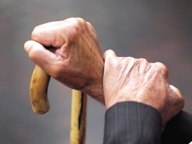 손·발이 떨리고 몸이 뻣뻣하다…파킨슨병 의심을…