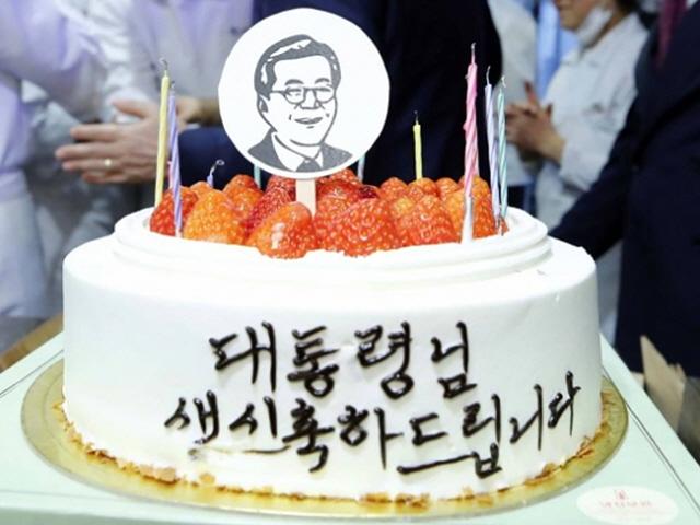 文대통령 대전 성심당서 생일케이크..촛불 "후~"