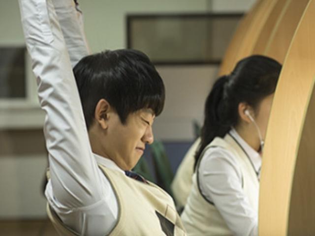 [나쁜 버릇 vs 좋은 습관] ‘하루 10초’ <strong>척추</strong> 위해… 기지개 펴기