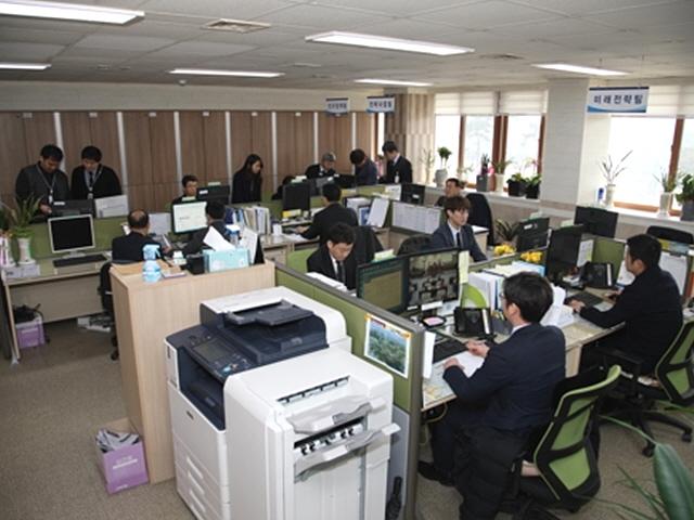 '인구 10만 붕괴' 상주시 침통…공무원들 '<strong>상복</strong> 차림' 근무