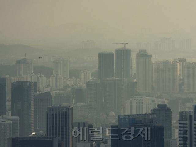 [슬기로운 미세먼지 생활백과 ①]‘매우 나쁨’ 때 1시간 <strong>야외</strong> 활동, 담배 연기 1시간 이상 마시는 것과 같아