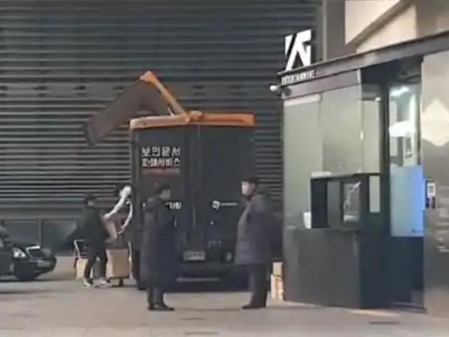 승리 소속사 YG, <strong>새벽</strong>에 ‘파쇄차’ 불러 박스 수십개 보냈다