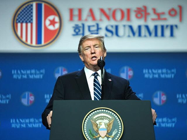 <strong>트럼프</strong> <strong>대통령</strong> “우리는 뛰지 않고 걸어야 하는 그런 시점”