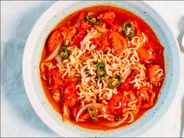 [짠맛에 중독된 한국인, 나트륨을 줄입시다③] <strong>라면</strong> 먹으면 얼굴 붓는다? 염분 줄인 ‘<strong>토마토</strong> 두부 <strong>라면</strong>’이라면 걱정 끝!