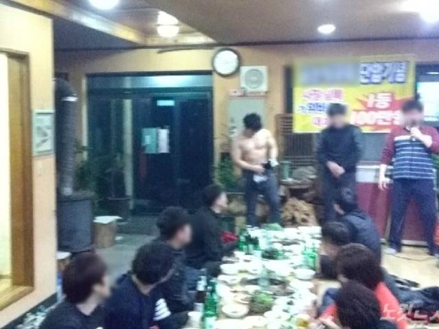 "니가 내 개가 돼주겠다며"…도 넘은 갑질에 '원산폭격 <strong>인증</strong>샷'