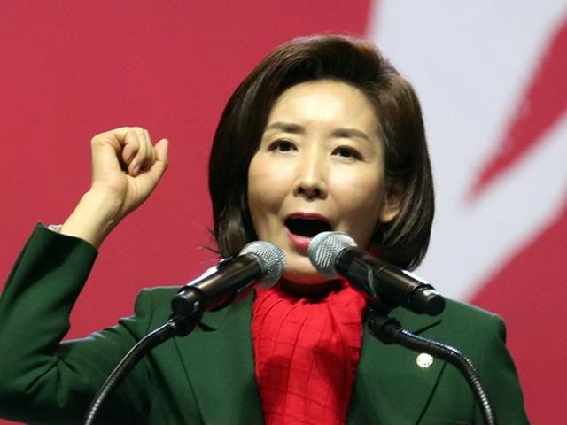 한국당 지지율 30.4%···국정농단 이후 첫 30%대 회복