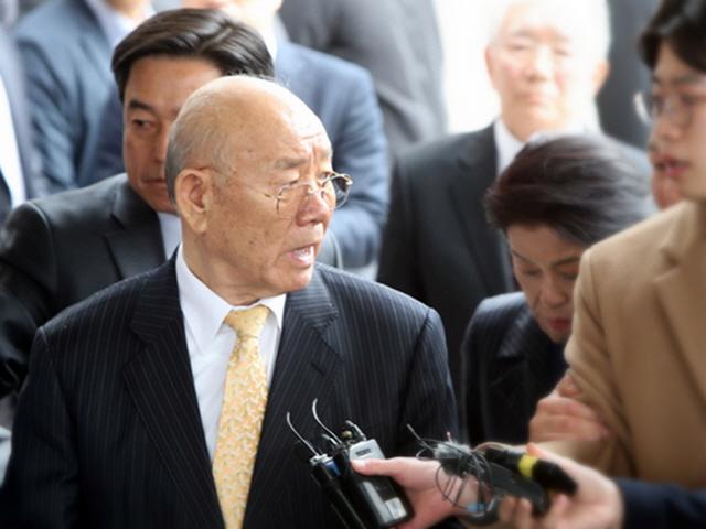 '5·18 발포 명령·사과' 질문에 <strong>전두환</strong>씨 "왜 이래"