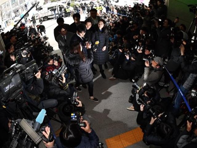 <strong>유인석</strong> 유리홀딩스 대표, 취재진 몰래 기습 출석.. 포토라인 피했다