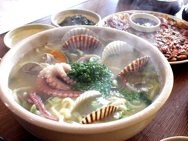 쫄깃한 면발과 진한 국물의 콜라보! <strong>칼국수</strong> <strong>맛집</strong> 추천