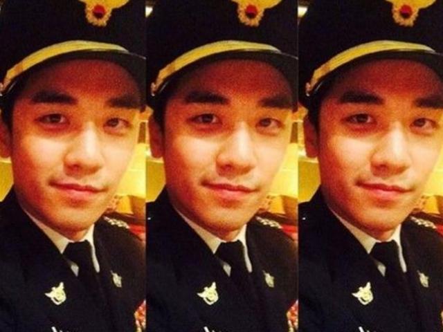 승리, '무궁화 3개' <strong>경찰복</strong> 입고 찍은 사진 삭제한 이유