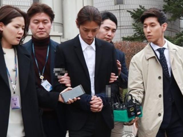<strong>정준영</strong> 영장심사 종료…포승줄 묶인 채 유치장으로