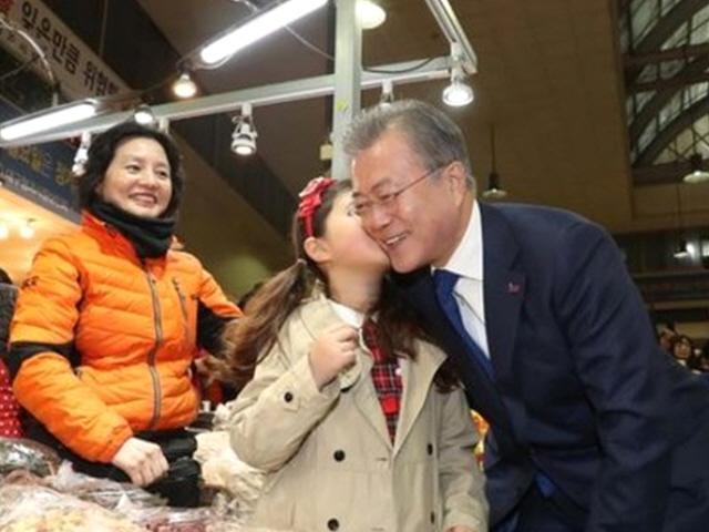 대구 방문했던 文 대통령···그 주위에 수상한 검정 봉지