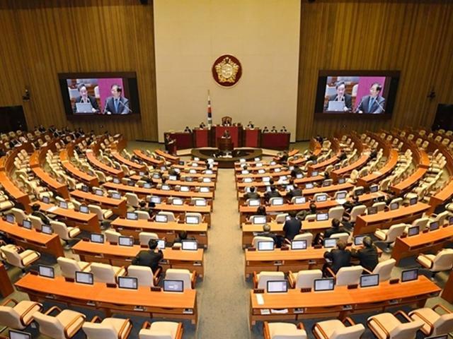 <strong>전광판</strong>만 13억원… 국회 본회의장에 쏟은 혈세