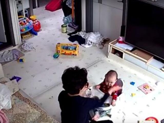 때리고, 꼬집고, 발로 차고… 14개월 아이 학대한 정부 지원 아이돌보미