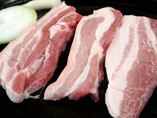 뇌에 구멍이 수십 개... 덜 익은 돼지고기 함부로 먹으면 안 되는 이유