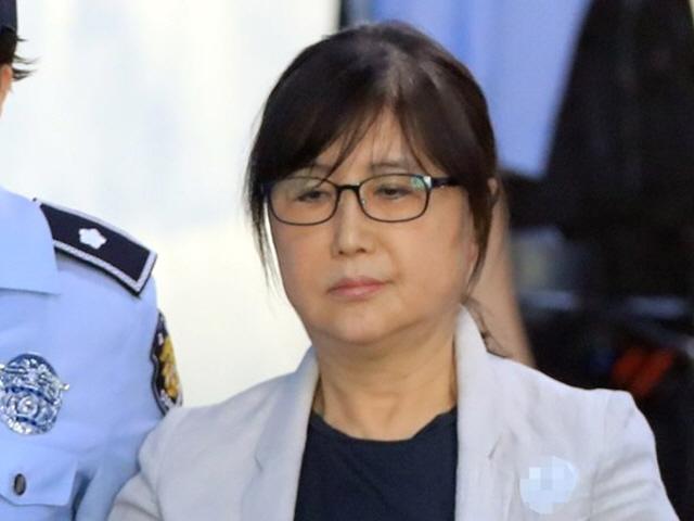 <strong>최순실</strong> 구속 만료, 박근혜도···노역하며 재판 받는다