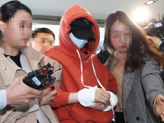 SNS셀럽의 추락…황하나 주황색 <strong>후드티</strong>로 얼굴 가린채 압송