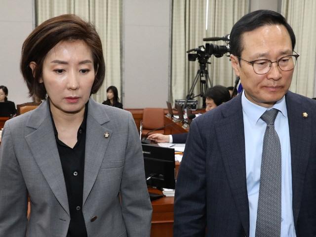 강원도 산불 비상사태에도 안보실장 못 가게 붙잡은 <strong>자유한국당</strong>