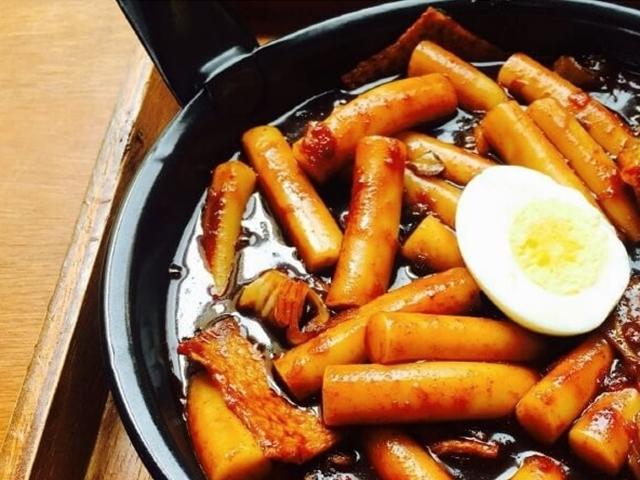 미식가들에게 사랑받는 짜장 떡볶이 맛집 추천
