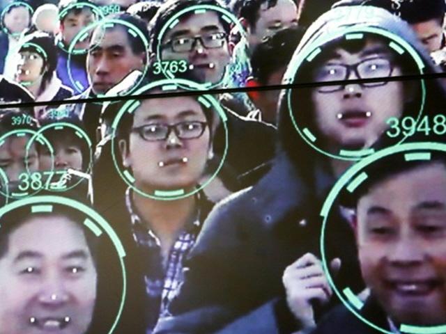 자고 있는데 휴대폰 얼굴인식…돈 빼갔다