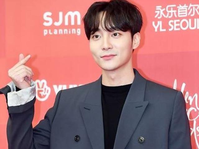 ‘음란물 유포 혐의’ 로이킴 취재진 피해 9일 <strong>새벽</strong> 기습 귀국