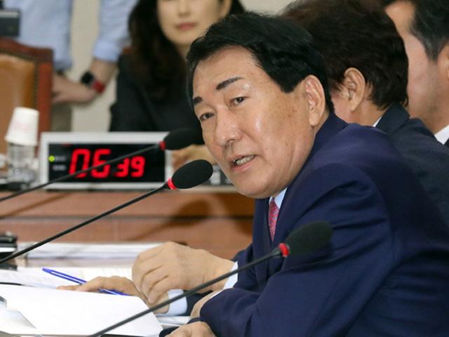 與 "<strong>소방관</strong> 국가직화 시급" vs 野 "중앙직 아니면 불 못 끄나"