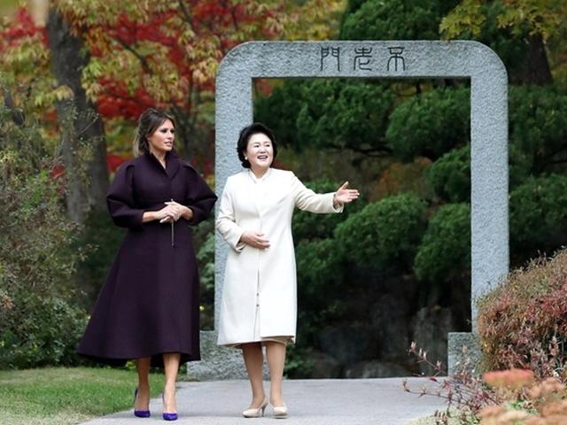 <strong>김정숙</strong>-멜라니아 여사 ‘끈끈함’ 눈길…단독회담 배석에 일대일 오찬까지