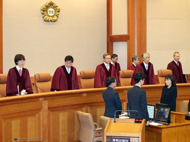낙태죄 66년만에 사라진다…헌재 "<strong>헌법</strong> 불합치"