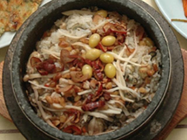 큰마을영양굴 밥… 바다의 향 품은 굴밥