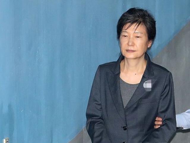 '허리 통증 호소' <strong>박근혜</strong> 형 집행정지 여부 이르면 내주 결정