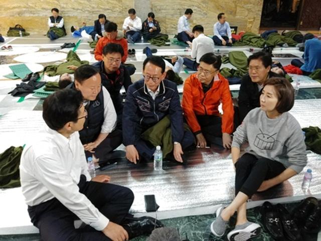 “오죽하면 풍찬노숙 하겠습니까”…한국당, <strong>패스트트랙</strong> 반대 철야농성