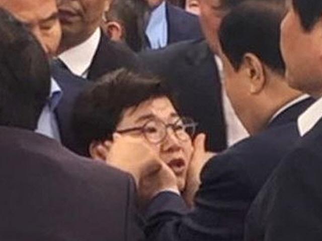 한국당, <strong>패스트트랙</strong> 항의 방문…문희상·임이자 쇼크로 병원行