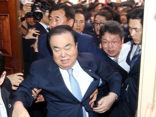 문희상 의장, 수술 위해 서울대병원 긴급 이송