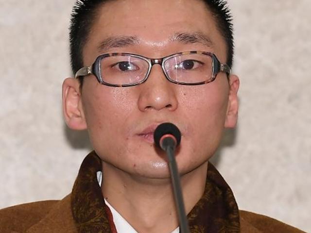 '낸시랭 <strong>폭행</strong> <strong>혐의</strong>' 왕진진, A급 지명수배→노래방서 체포...구치소 行