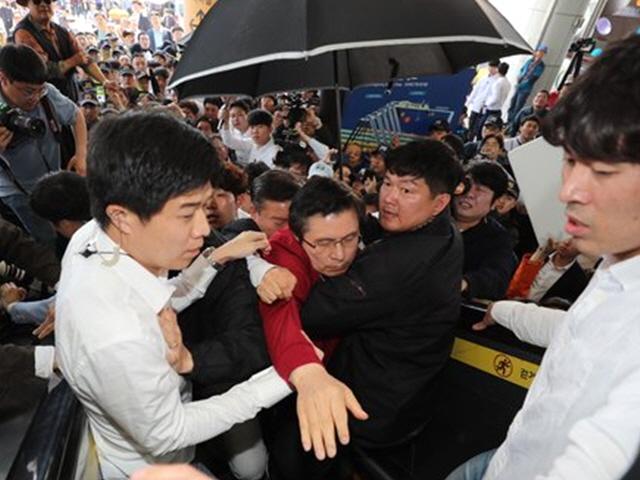 광주 간 황교안에 "니가 왜 오냐"···결국 역무실로 피신했다