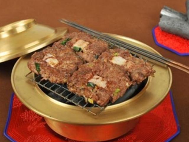 육즙이 살살~ 입안이 달달… <strong>떡갈비</strong> 앞에선 王체면 없네