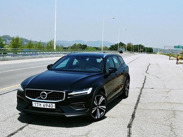 올라운더, '볼보 크로스 컨트리 V60 T5'의 자유로 연비는?