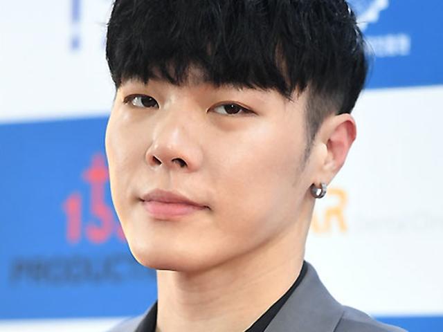 <strong>휘성</strong> 심경고백, 에이미 논란 후 父 납골당 찾아..."난 떳떳해, 부끄럼 없다"