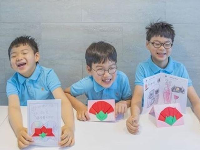 카네이션 준비한 삼둥이 “키워주셔서 <strong>감사</strong>합니다”