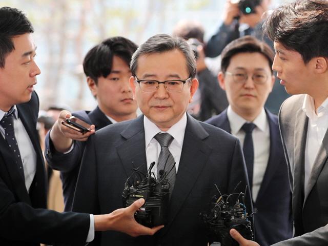 <strong>김학의</strong>, 5년만에 검찰 출석 "조사 성실히 임하겠다"