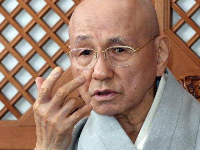 [<strong>부처님오신날</strong> 특집]월주 스님 "적폐청산 넘어서는 큰 정치 하라"