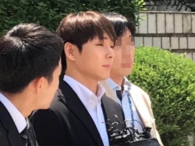 '구속 심사' 최종훈, 법원 견학온 10대들 구경거리 전락…아이돌의 추락