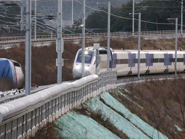 시속 <strong>170</strong>㎞ KTX 창밖으로 뛰어내린 30대 여성, 중상