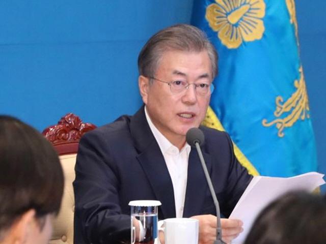 文대통령, <strong>막말</strong>·대립 부추기는 정치권에 "희망 못 준다"