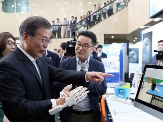 미국에서 유명한 '문재인 글러브', 한국은 왜…