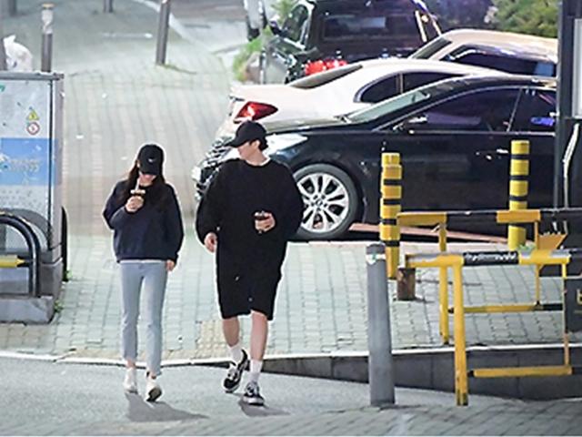 [단독] 소지섭♥조은정, 현실의 연인…한남동 커피 데이트 포착