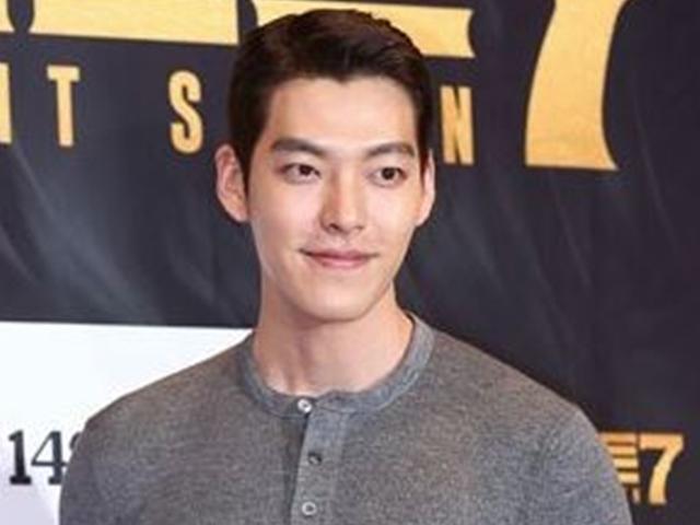 김우빈, 조인성·디오와 공항서 포착…약지엔 반지