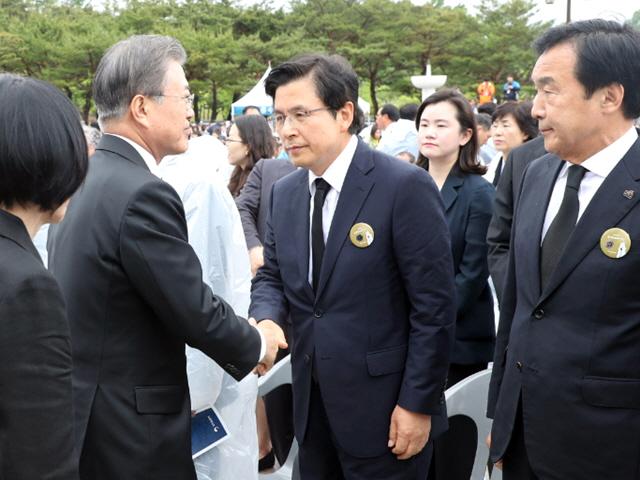 오가는 설전 속 판 커지는 ‘<strong>김정숙</strong> 악수패싱’ 논란